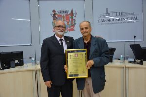 Vereador Toninho Barba entrega título de cidadão são-roquense ao Presidente da Associação de Moradores do Jardim Camargo